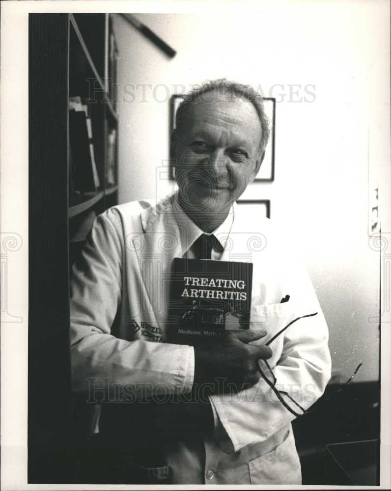 1989 Press Photo Dr Felix Fernandez-Madrid - Historic Images