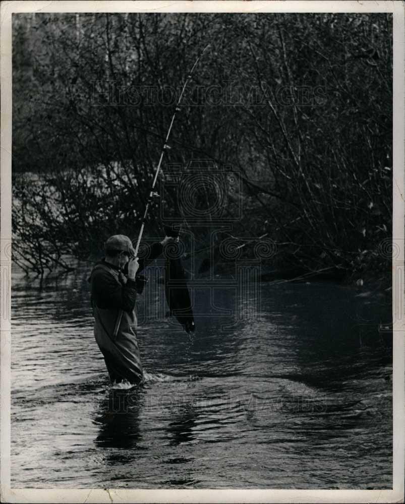 1976 Press Photo waders salmon September - Historic Images