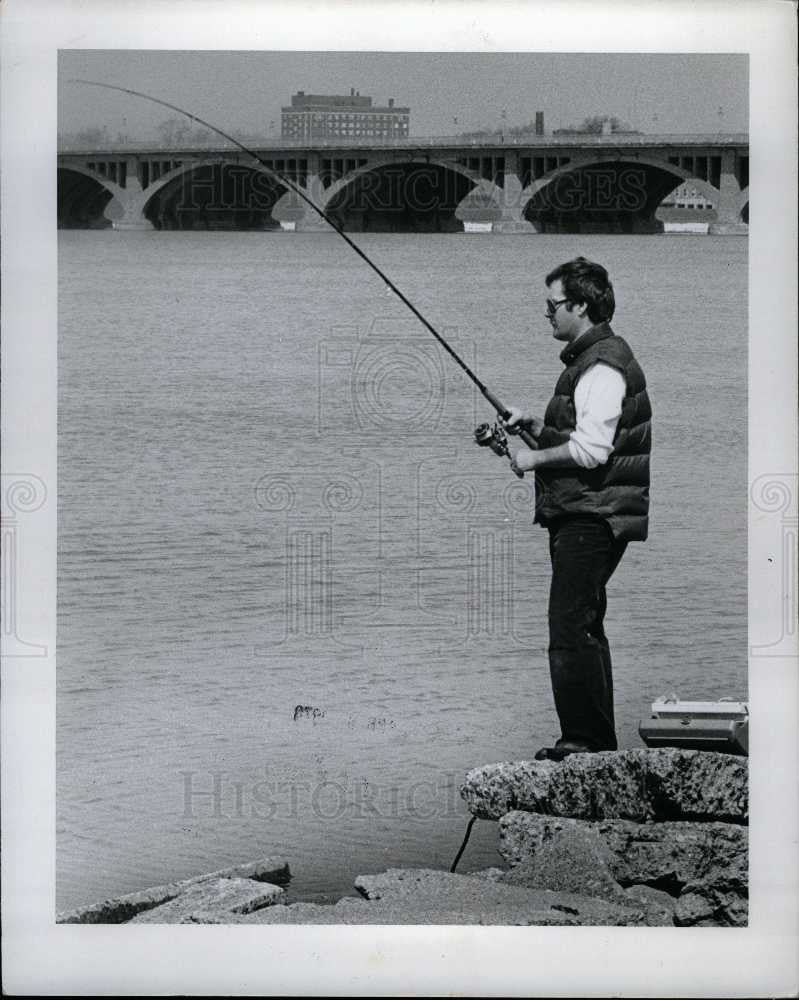 1978 Press Photo Dennis Welcher Detroit Fireman Fishing - Historic Images