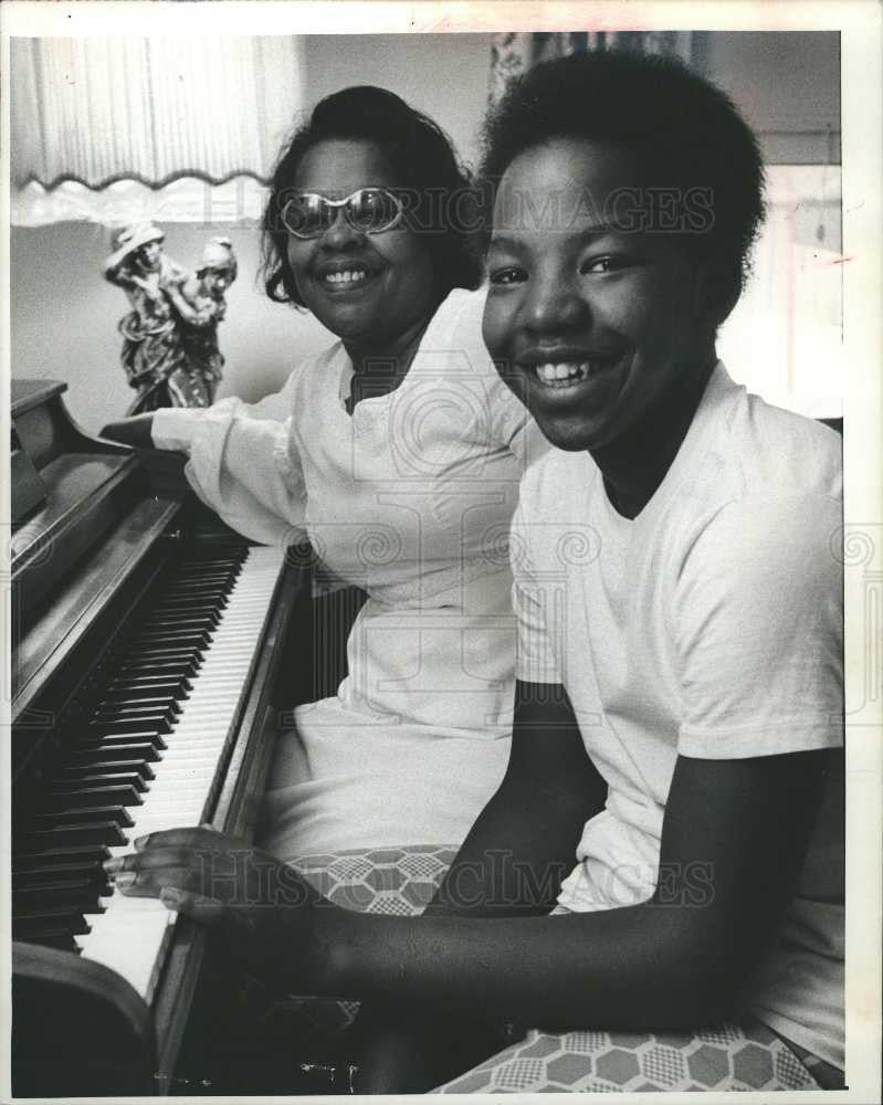 1975 Press Photo Dwight Taylor theresa school detroi - Historic Images