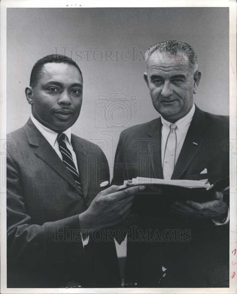 1964 Press Photo Hobart Taylor Lyndon Johnson - Historic Images