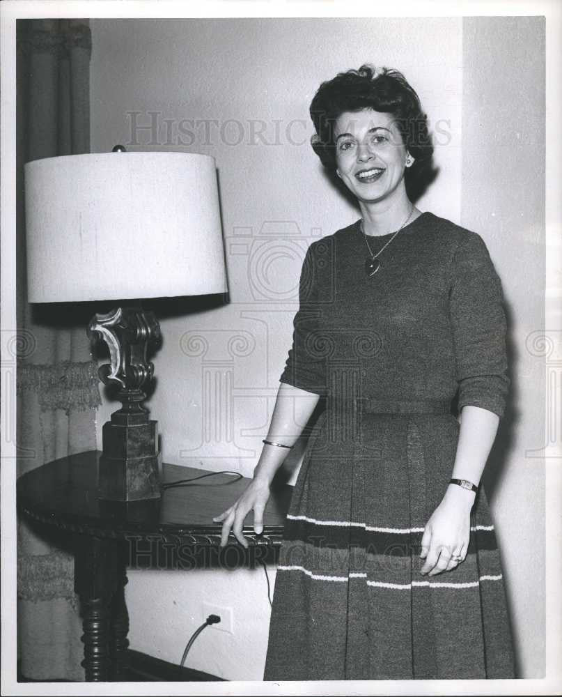 1962 Press Photo LAMP, TABLE, WOMEN PHOTO - Historic Images