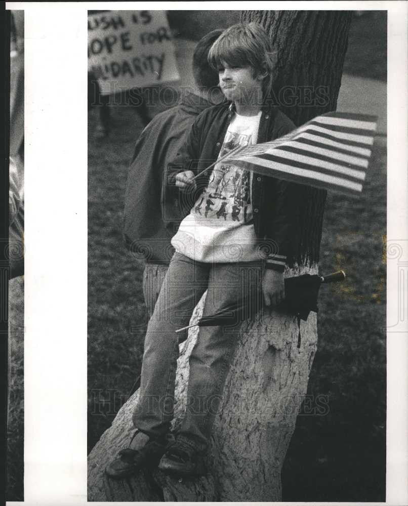 1989 Press Photo george bush, flag, hamtramck visit - Historic Images