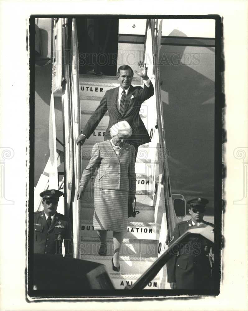 1987 Press Photo George Bush and wife at Metro Airport - Historic Images