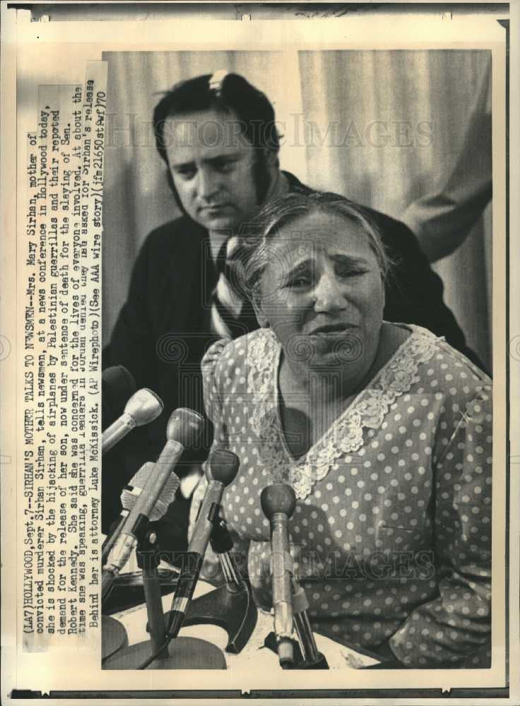 1970 Press Photo Sirhan&#39;s mother talks to newsmen - Historic Images