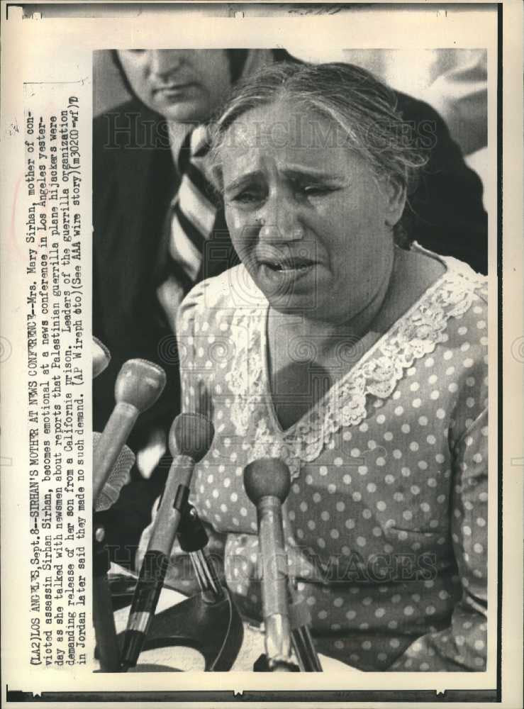 1970 Press Photo Sirhan's mother talks to newsmen - Historic Images