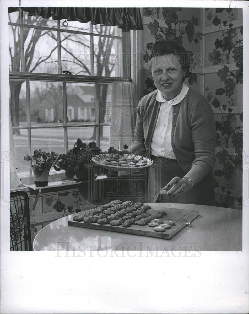 1957 Press Photo Mrs Harry M Sisson - Historic Images