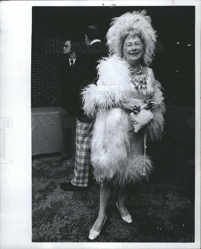 1974 Press Photo Florence Sisman outfit closet fashion - Historic Images