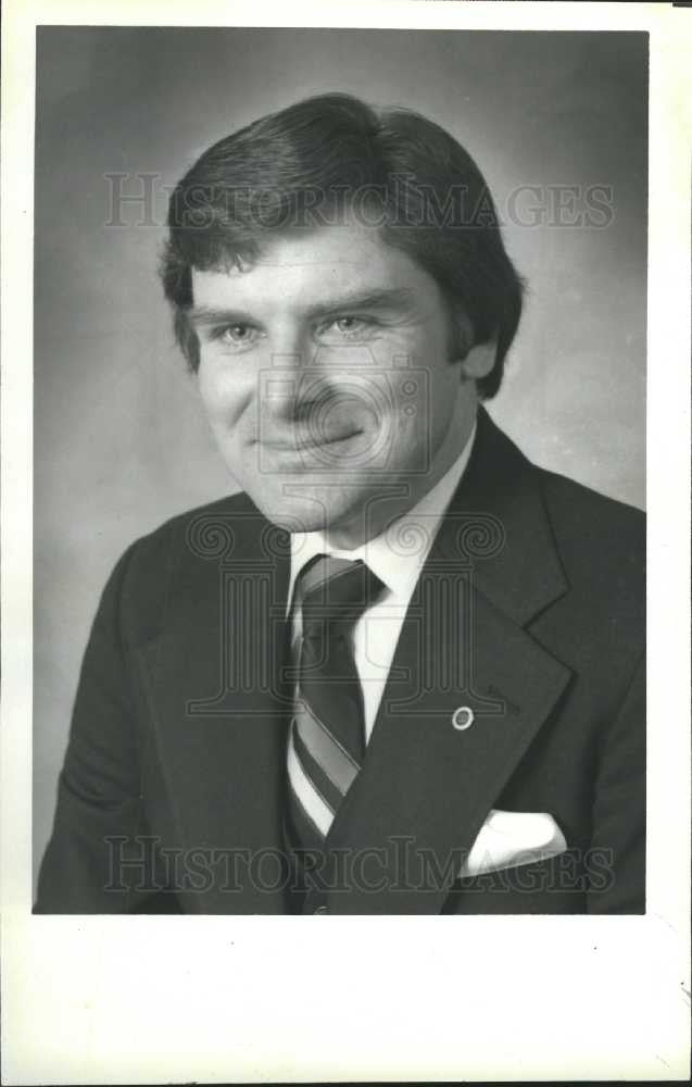 1982 Press Photo Skinner resident manager Westin Hotel - Historic Images