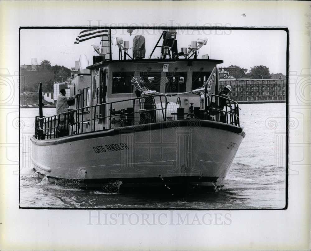 1979 Press Photo Curtis Randolph Fireboat Detroit River - Historic Images