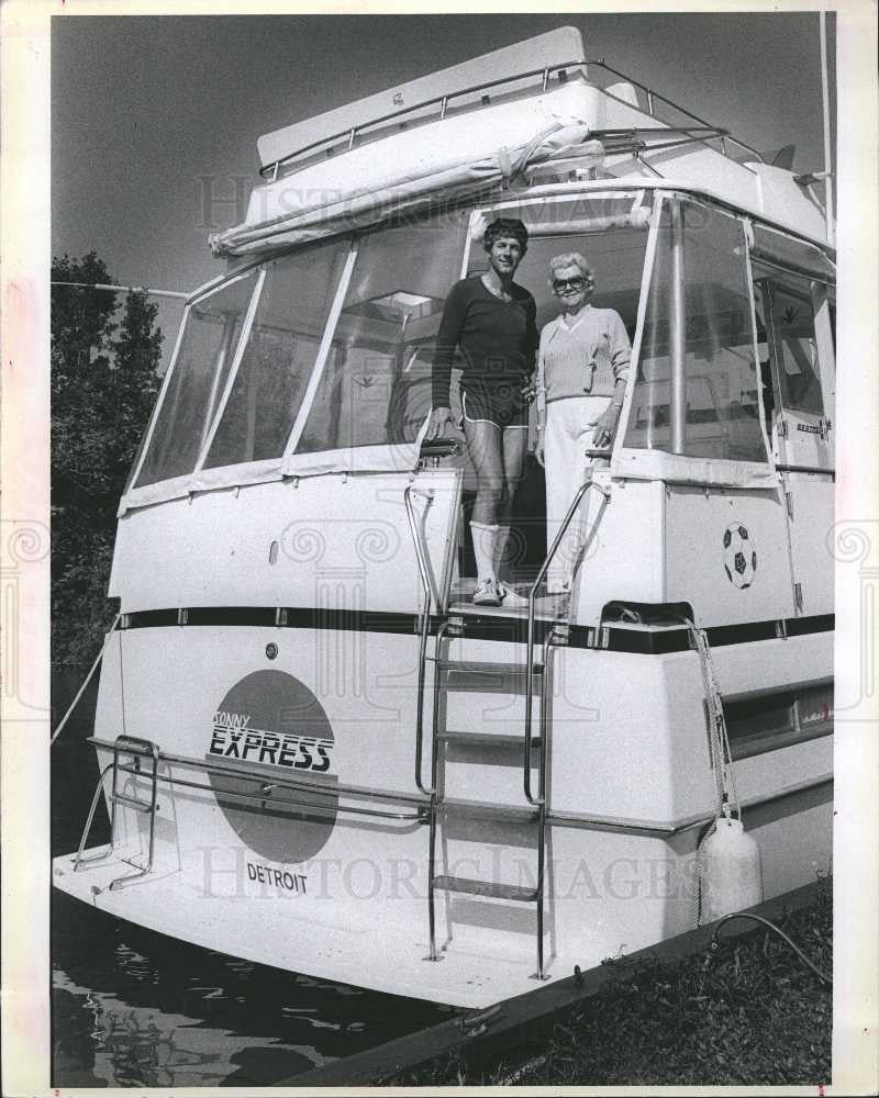 1983 Press Photo Harold Sonny Van Arnen Mom Yacht Betty - Historic Images