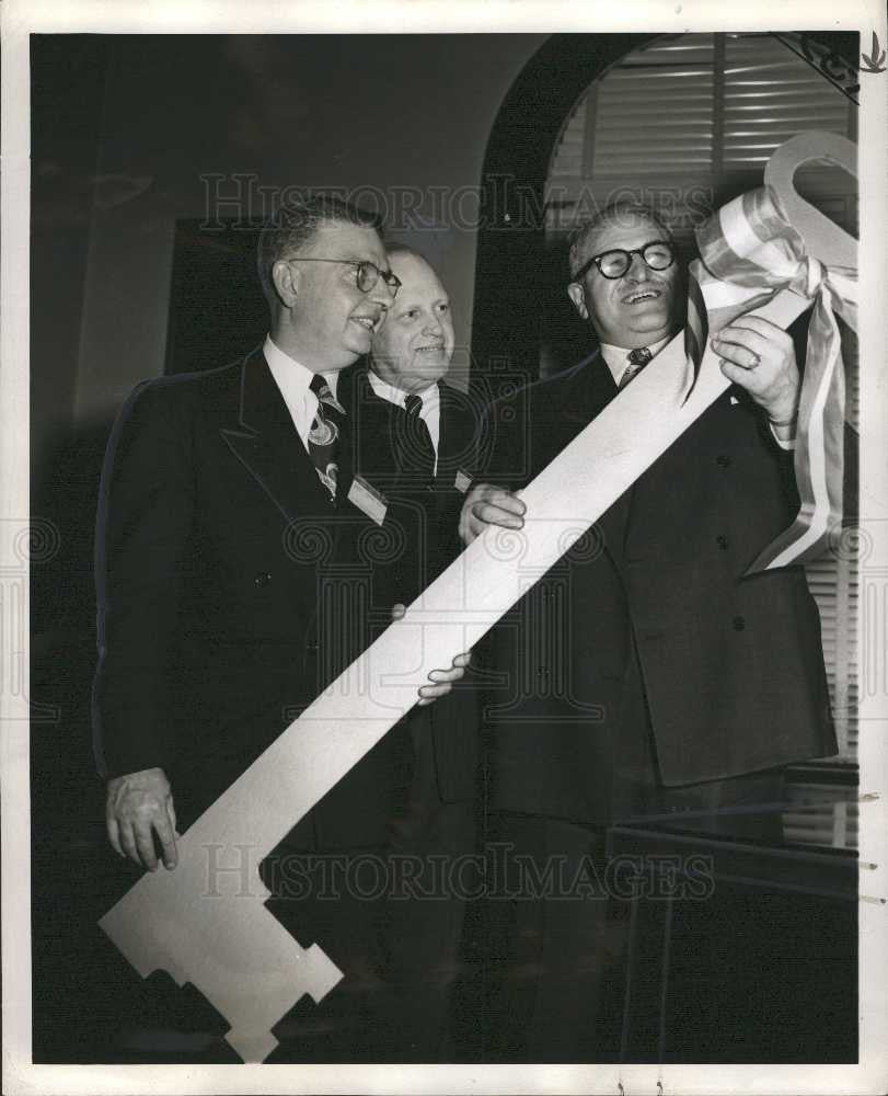 1949 Press Photo Detroit Mayor Antwerp Vonagren key - Historic Images