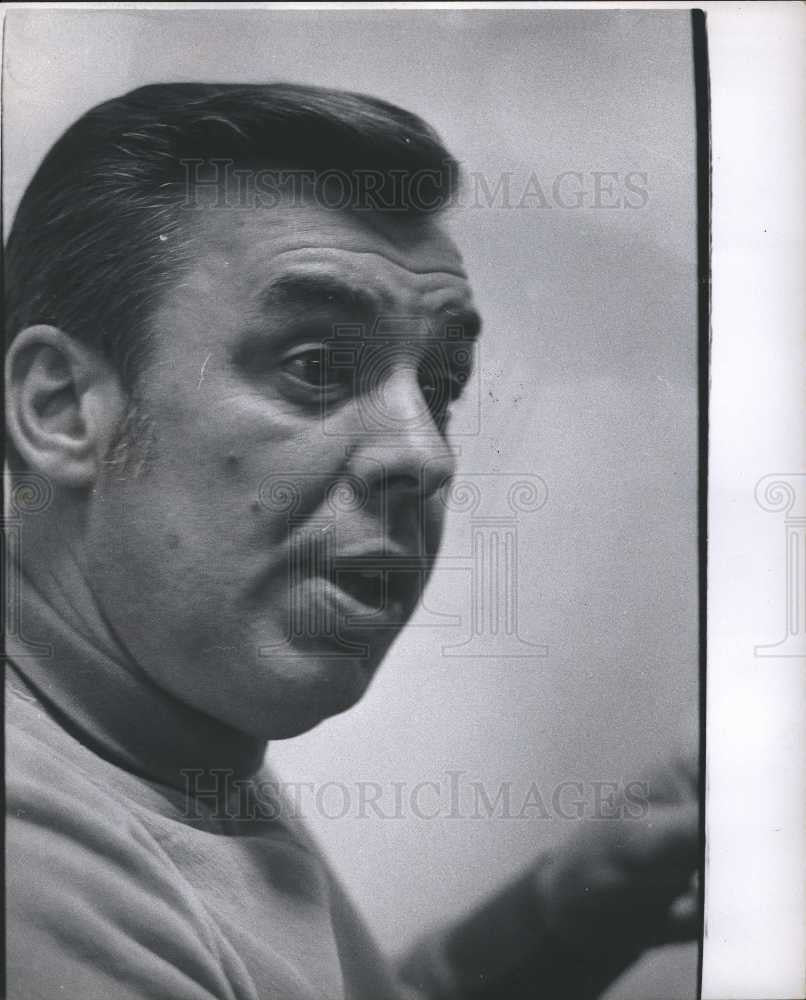 1971 Press Photo Bill van Breda Kolff Pistons coach - Historic Images