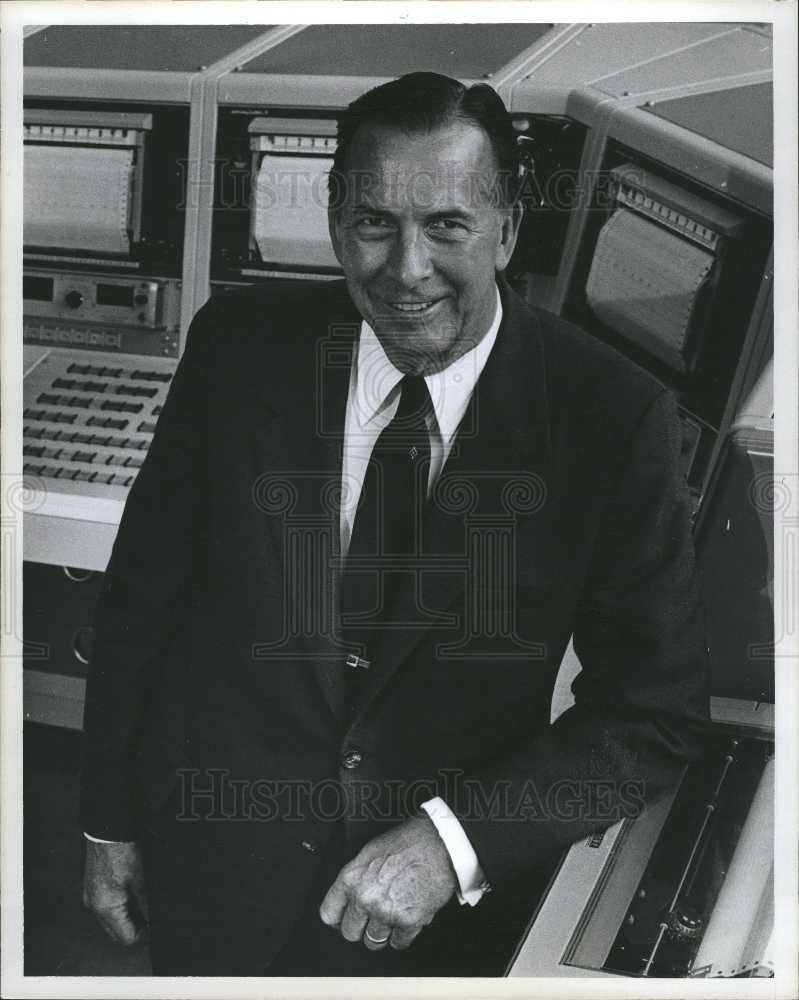 1977 Press Photo Ed Cole American automotive executive - Historic Images