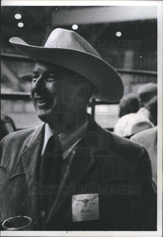 1977 Press Photo Ed Cole General Motors executive - Historic Images