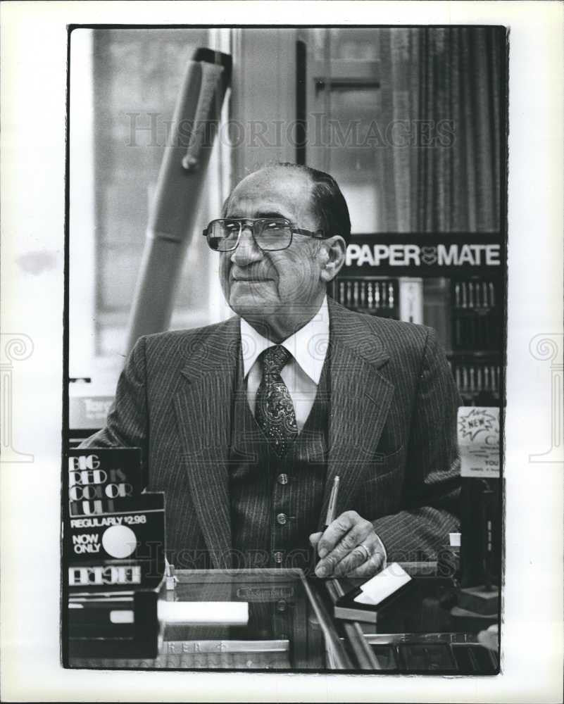 1980 Press Photo Joe Snider business owner pens - Historic Images