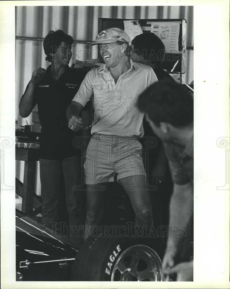 1986 Press Photo Tom Sneva share joke with gilmore crew - Historic Images
