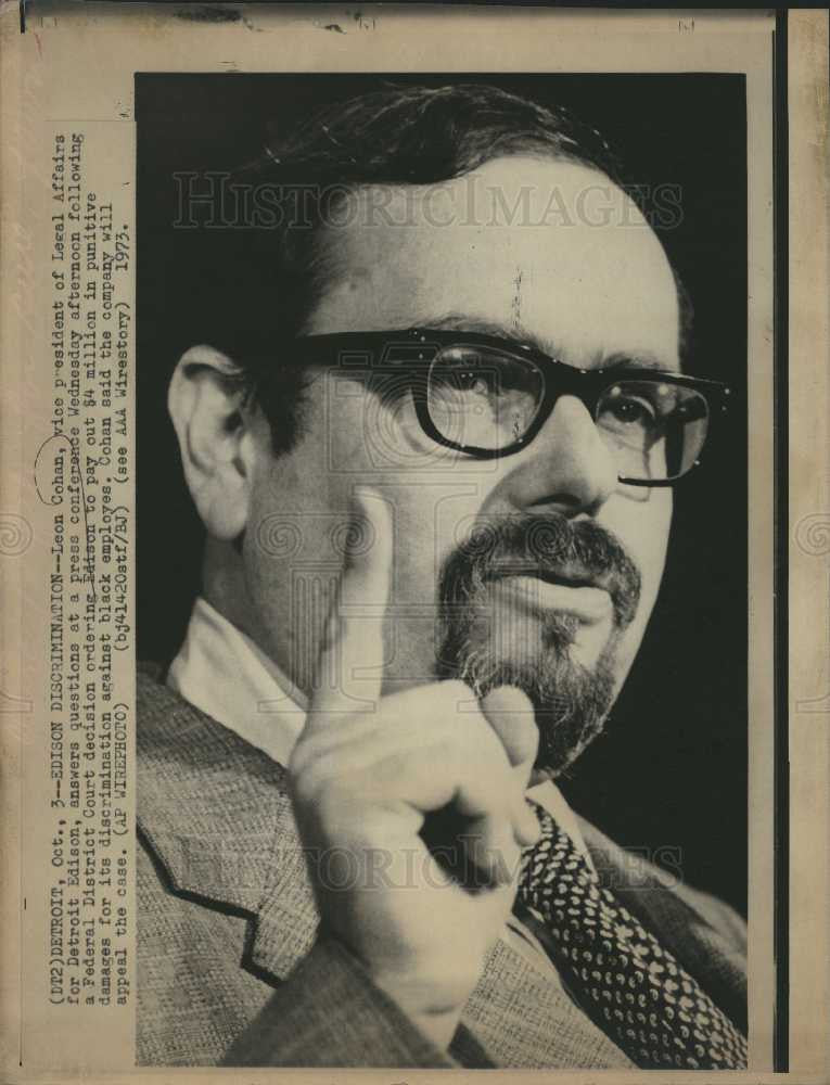 1973 Press Photo Leon Cohan, Detroit Edison, legal team - Historic Images