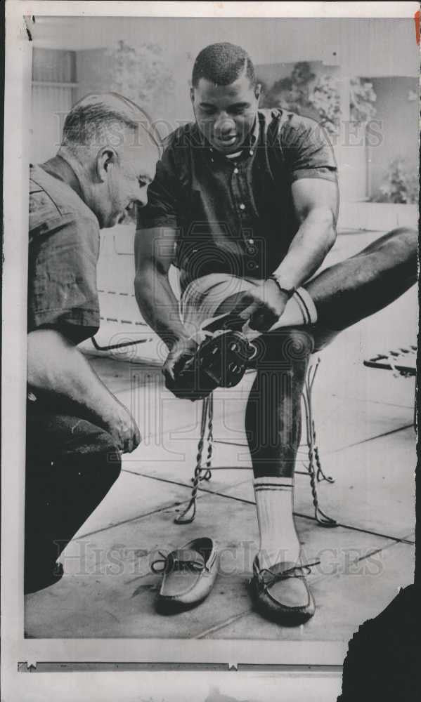 1963 Press Photo Washington Huskies Junior Coffey shoe - Historic Images
