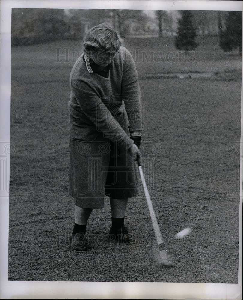 1955 Press Photo Margaret Wiffi Smith LPGA tour golfer - Historic Images