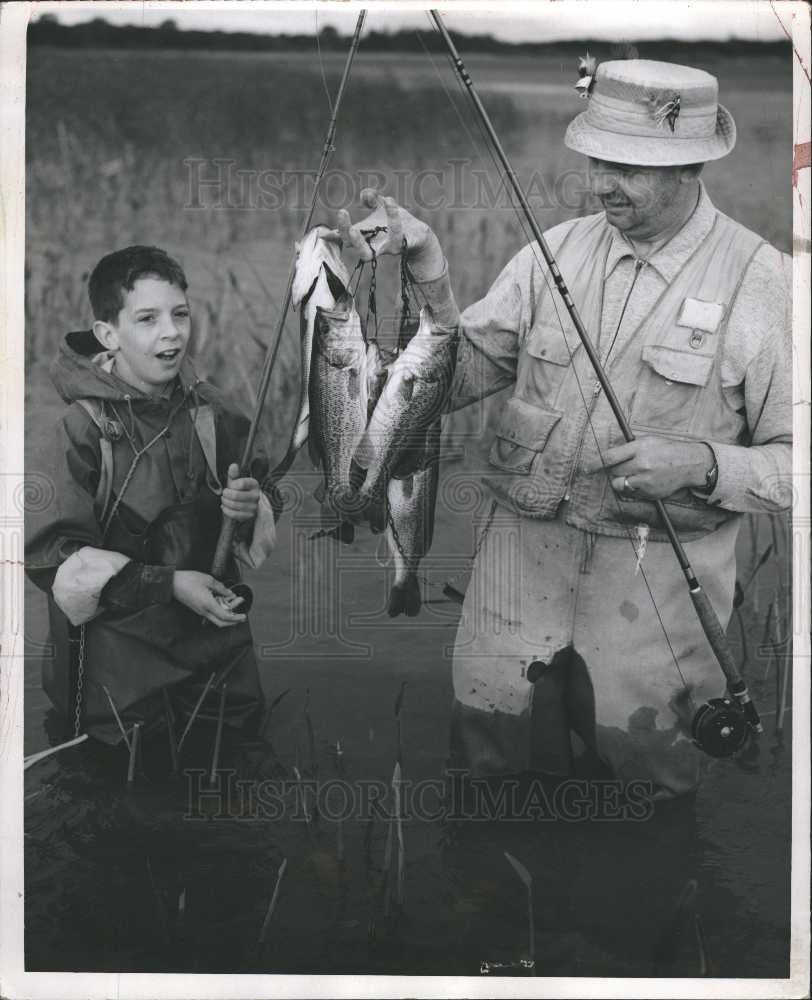 1962 Press Photo Bill Hatfield Mike Fishing Oak Park - Historic Images