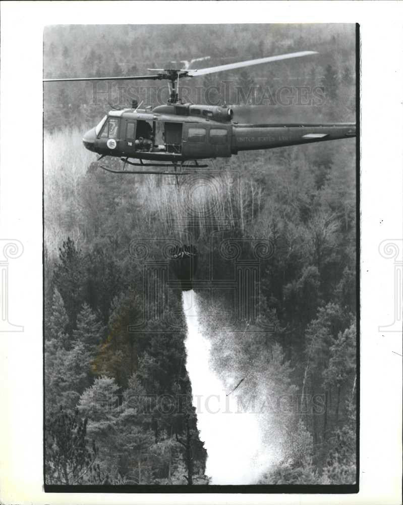 1990 Press Photo Forest Fire helicopter water Michigan - Historic Images