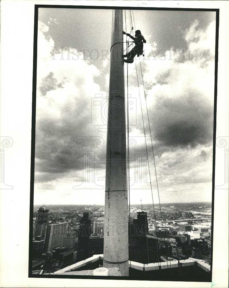 1987 Press Photo Norm Spider Webb Dan MacNall flagpole - Historic Images