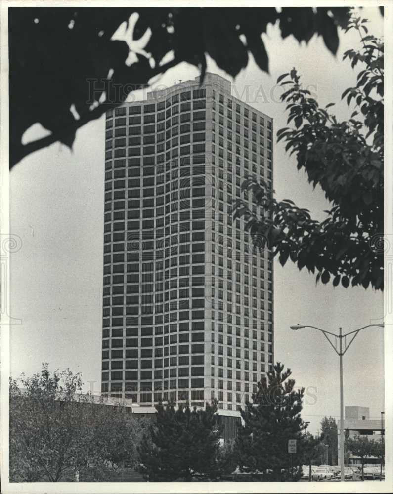 1982 Press Photo 5000 Town Center Building - Historic Images