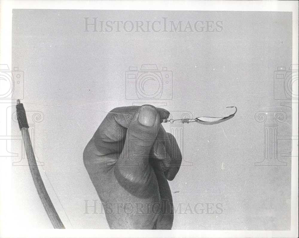 1978 Press Photo hand holding russian fishhook - Historic Images