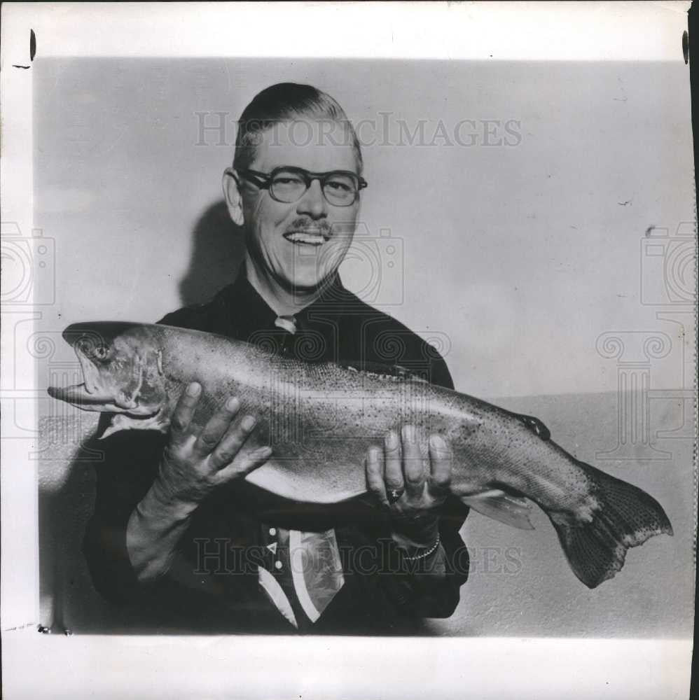 1952 Press Photo Harry Mominee, rainbow trout - Historic Images