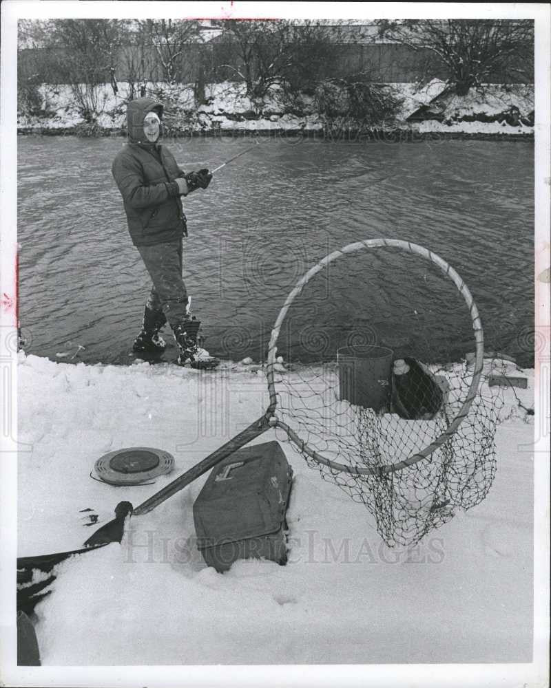 1977 Press Photo Ed Thiede Fishing - Historic Images