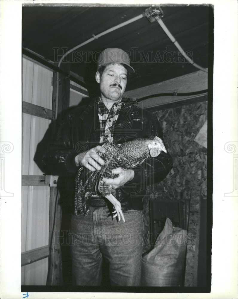 1991 Press Photo Ice fishing gear Chicken - Historic Images