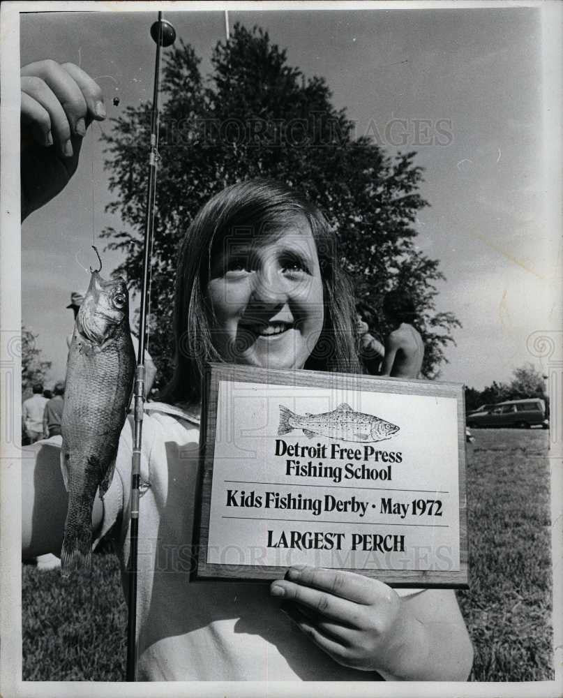 1972 Press Photo Linda Wales catching a 7 1/4 Perch - Historic Images
