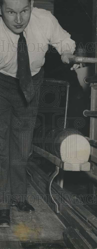 1937 Press Photo MECHINE, SCIENTIST - Historic Images