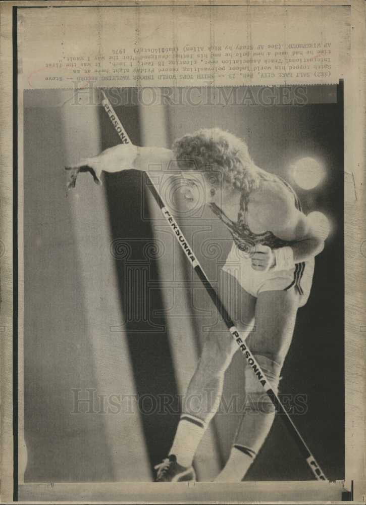1974 Press Photo Steve Smith indoor polevaulting record - Historic Images
