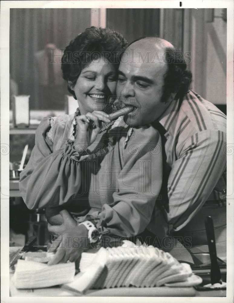 1975 Press Photo 2 fine stars manage to save dumplings - Historic Images