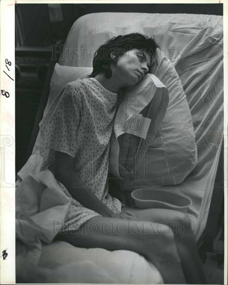 1984 Press Photo Caroline coma propped pillows bed - Historic Images