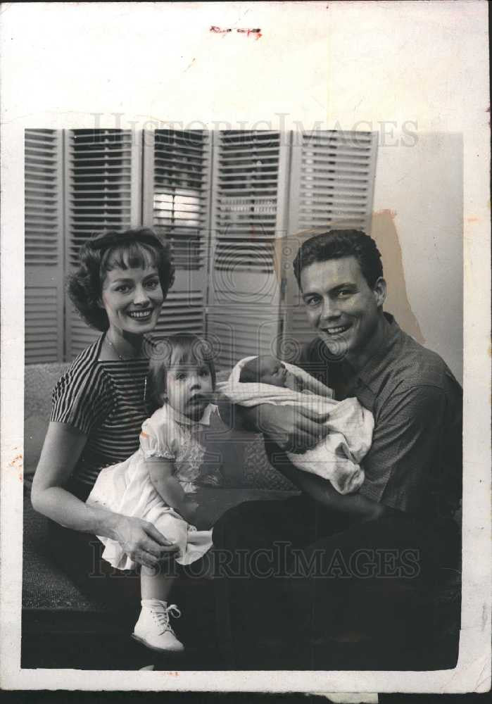 1959 Press Photo Roger Smith Victoria Shaw Tracey son - Historic Images