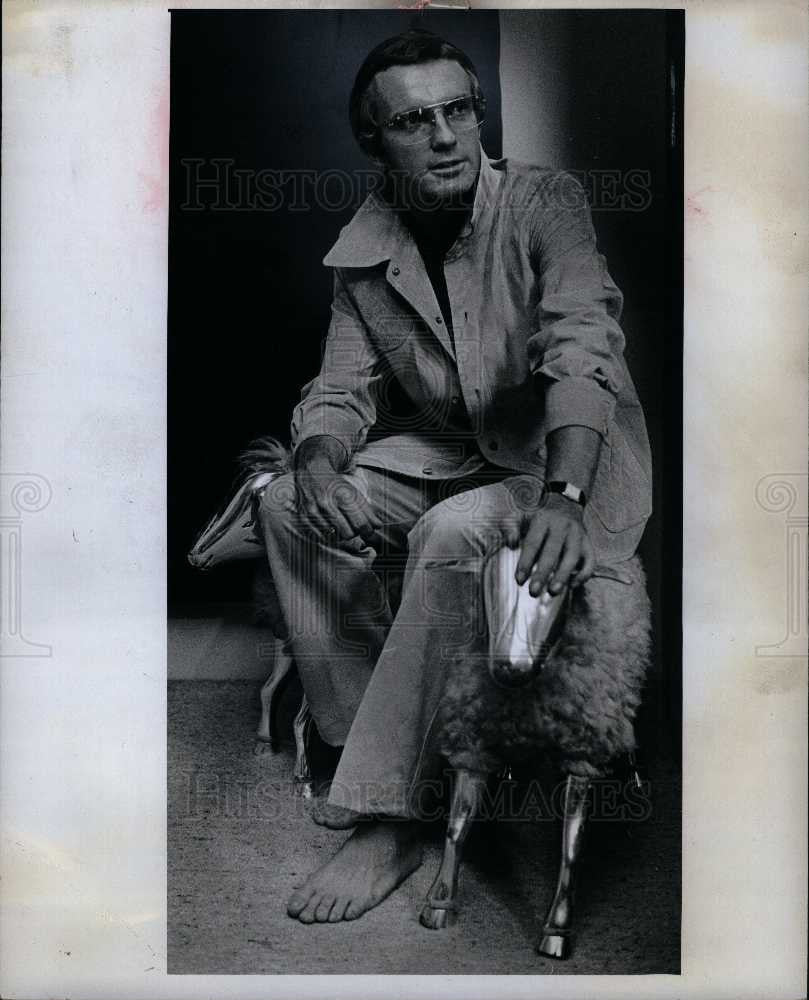 1974 Press Photo Tom Fallon  Pigskin suit - Historic Images