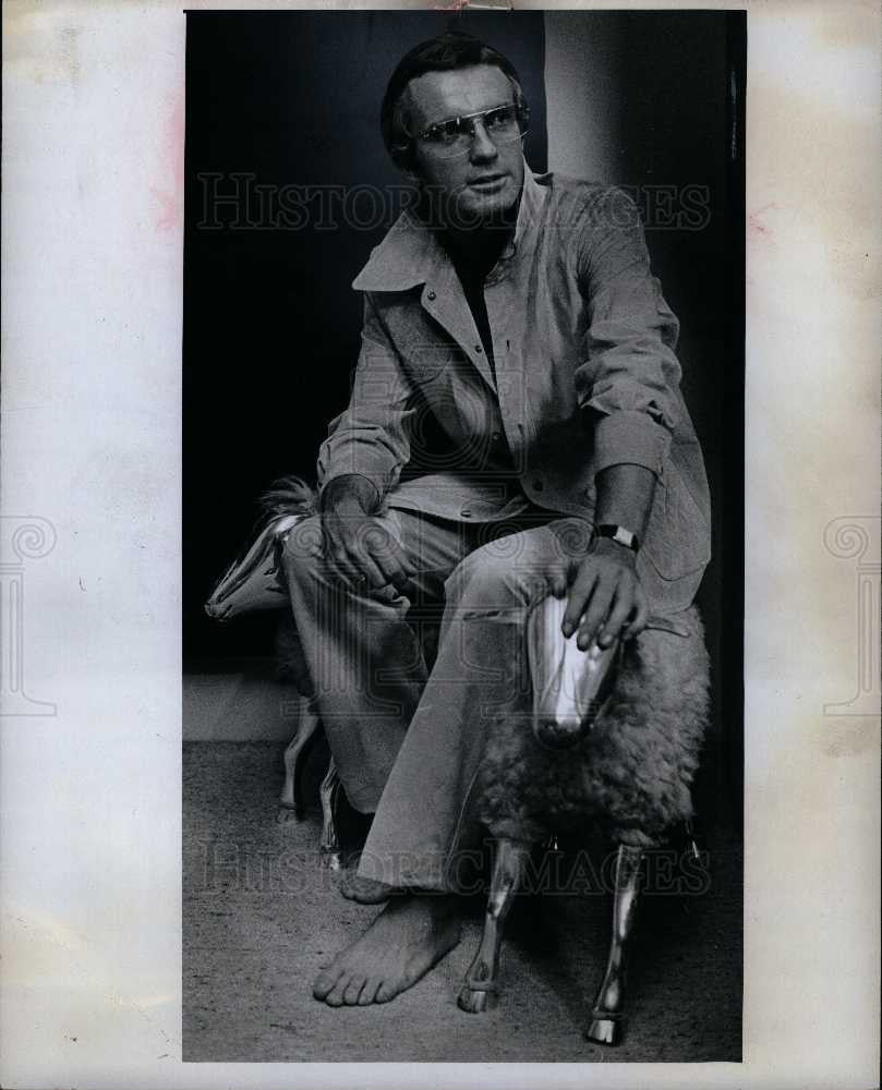 1974 Press Photo Tom Fallon Pigskin suit - Historic Images