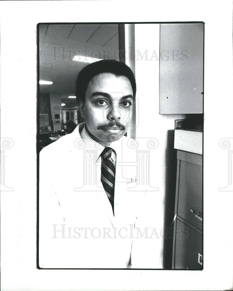 1972 Press Photo Dr. Richard Smith Ford Hoop - Historic Images