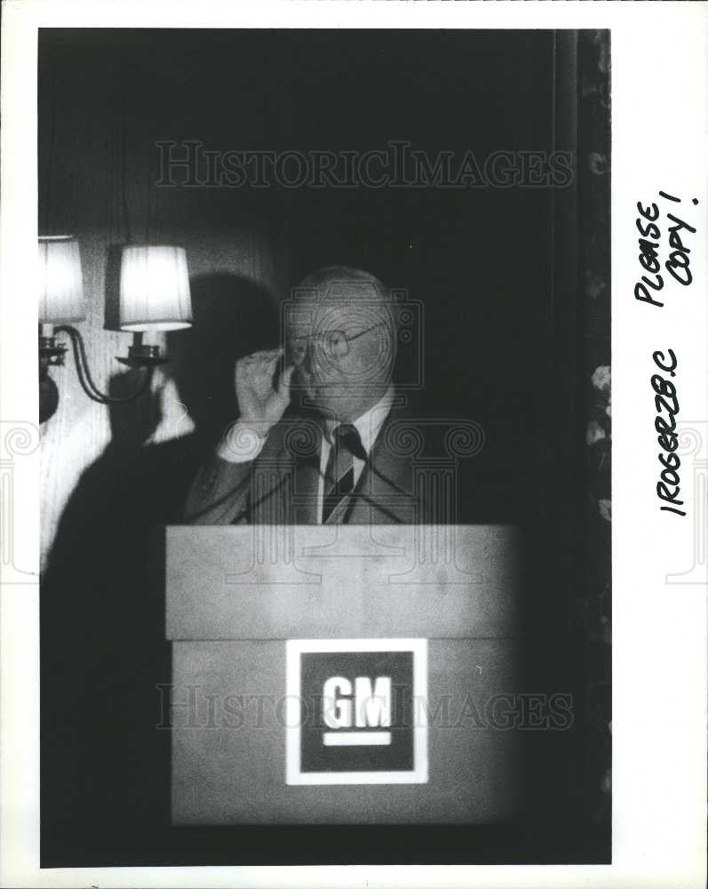 1989 Press Photo Roger Smith GM Chairman Recess club - Historic Images