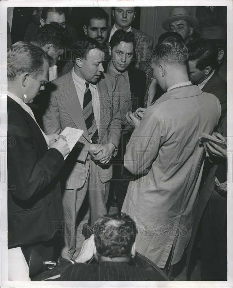 1949 Press Photo NALLER REUTHER WITH REPORTERS . - Historic Images