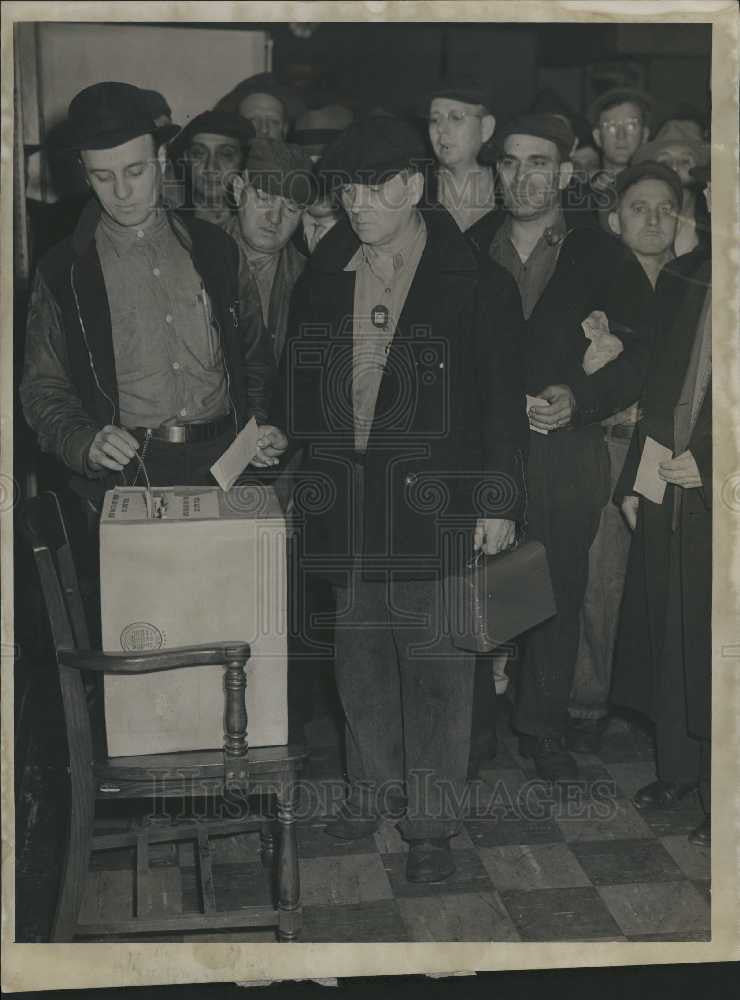 1945 Press Photo Ford UAW strike vote ballots - Historic Images