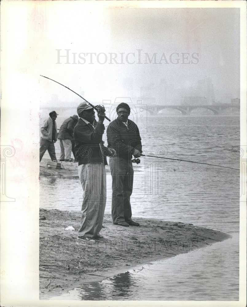 1981 Press Photo Dozens of anglers have been landing - Historic Images
