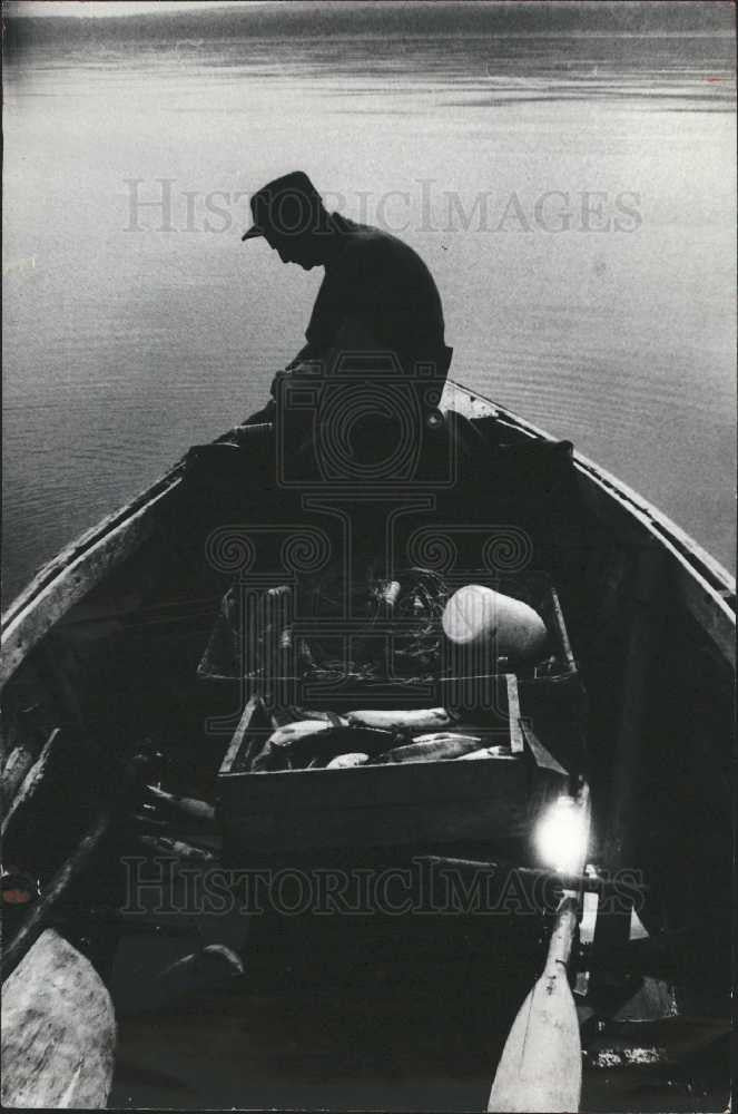 1976 Press Photo Fishing Boat Water Net - Historic Images