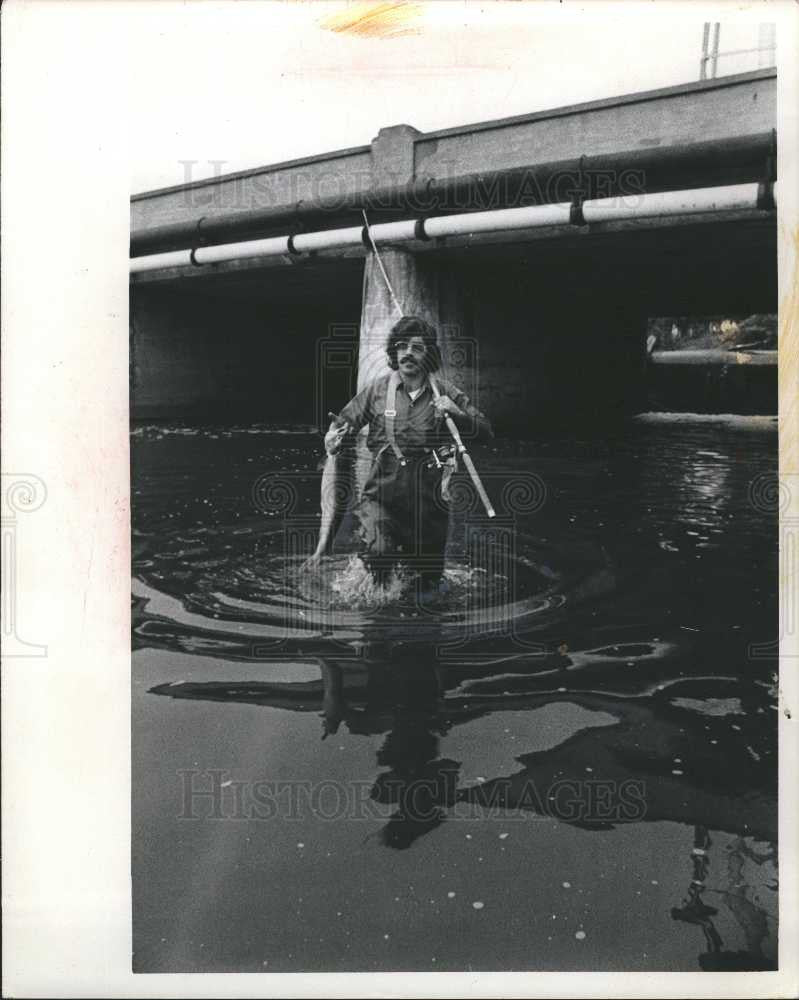 1975 Press Photo FISHING, - Historic Images