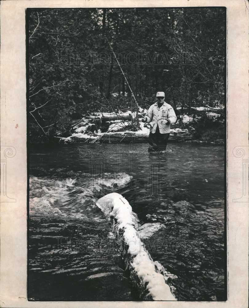 1974 Press Photo Fishing in Michigan&#39;s Boyne River - Historic Images