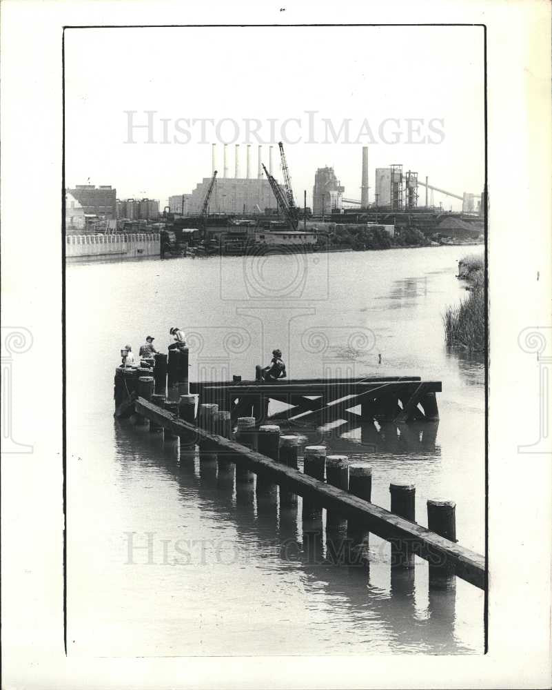 1981 Press Photo Summertime  fishing southwest Detroit - Historic Images