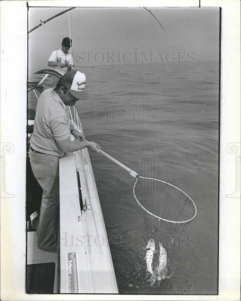 1988 Press Photo fishing catch activity - Historic Images